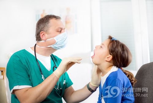 孩子 女 医生 看病 检查 体检 口腔 喉咙 扁桃腺_26405661_xxl